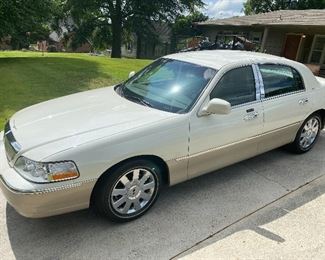 2005 Lincoln Town Car Signature Limited
108k miles. 