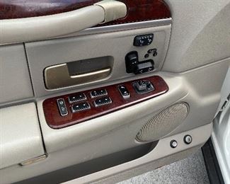 2005 Lincoln Town Car Signature Limited
108k miles. 