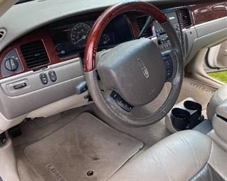 2005 Lincoln Town Car Signature Limited
108k miles. 