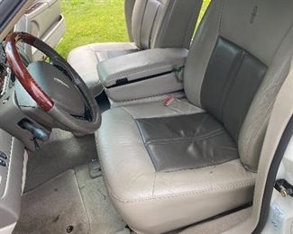 2005 Lincoln Town Car Signature Limited
108k miles. 