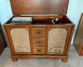 Vintage RCA Victor radio/ record player console