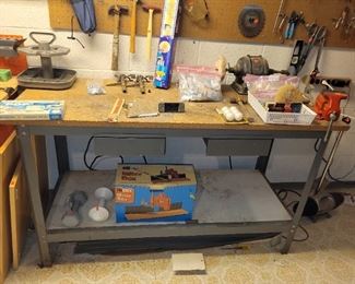 Work bench 2 drawers $20