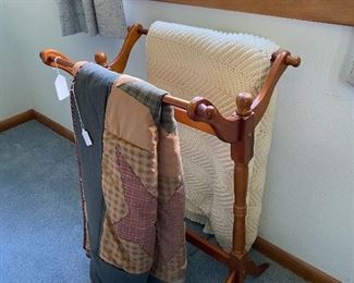 Solid wood quilt rack