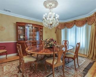 Fine quality Millhouse, Connecticut mahogany table, chairs, breakfront