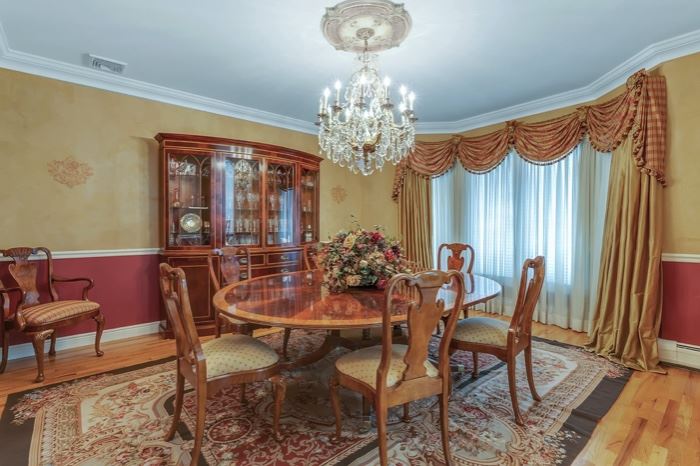 Fine quality Millhouse, Connecticut mahogany table, chairs, breakfront