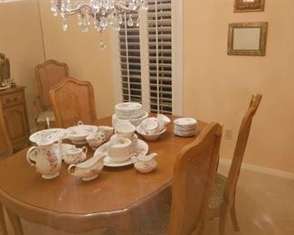 Dining table with three leaves and 6 chairs