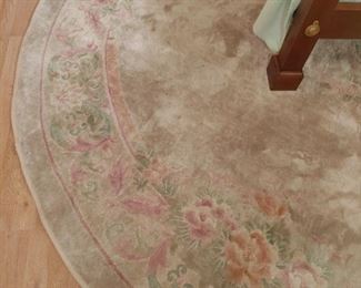 Round silk rug