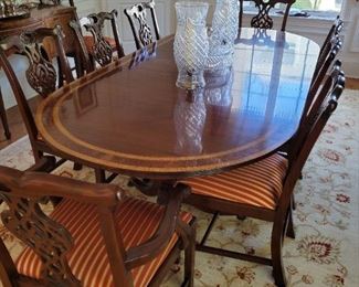 Beautiful Dining Room Table 8 Chairs with 2 leaves and pads