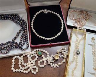 Beautiful pearls with gold, diamonds, sapphires, Jade
