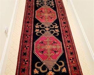 Runner Rug  9' 5" x3' hand knotted
