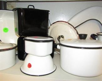 Porcelain Pans Vintage (tiny square one is sold)