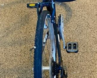 Lot 8222 $175.00 Diamondback Edgewood 10 Speed Mens Hybrid Bicycle w/ Shimano components and STA Tru Wheels.