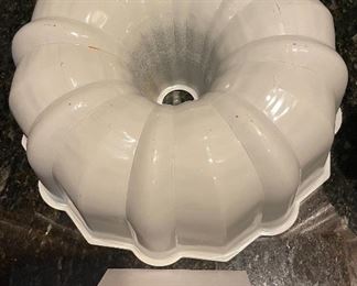Lot 8314. $18.00. Lot of baking pans: 10" bundt pan; 4 mini-loaf tin pans; 2 standard metal loaf pans- like new condition; 1 pyrex glass standard loaf pan.