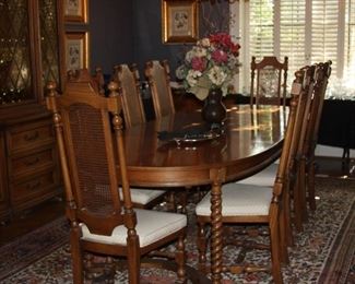 very fine dining table with 8-chairs - 2 leafs  
