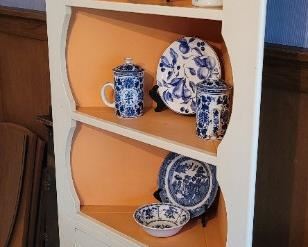 Corner cabinet