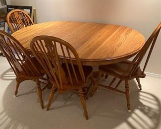 Oak dining table with 6 spindled back chairs