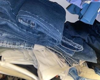 Loads of men’s 40x32 relaxed fit jeans inc Wranglers, lightly worn