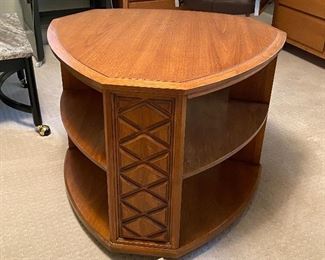 Vintage unique shaped table by Heritage in very good condition.
Measures 29.75" x 31" x 23"