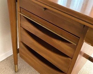 John Widdicomb Mid Century Desk! What a great size desk in amazing mid century form!! Some very light wear including a scratch to the top.
Measures 44" x 26" x 28"