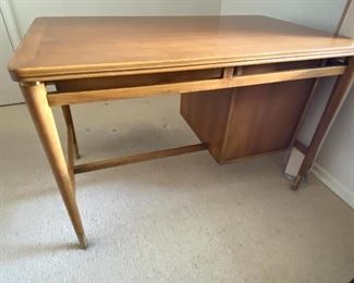 John Widdicomb Mid Century Desk! What a great size desk in amazing mid century form!! Some very light wear including a scratch to the top.
Measures 44" x 26" x 28"