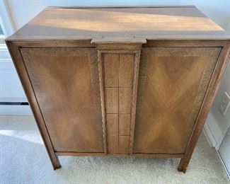 Mid Century Petite Cabinet - contents not included
Measures 28" x 16" x 29".
