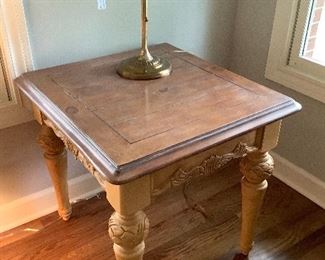 set of 2 matching end tables