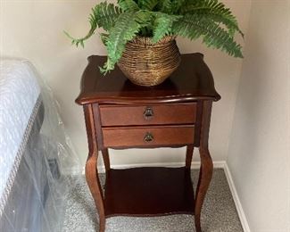Traditional 2 drawer nightstand/end table