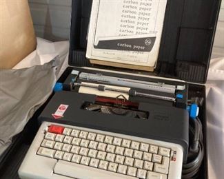 Olivetti Electric Typewriter in Case