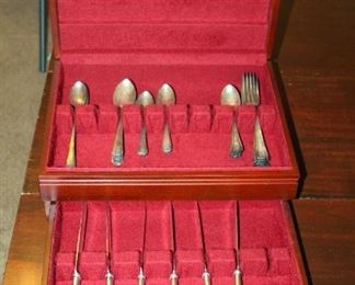 W M Rogers And Oneida Silver Plate Flatware In Felt Lined Storage Box 36 Pieces Total