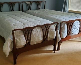 011 Vtq Mahogany Chippendale Style Beds