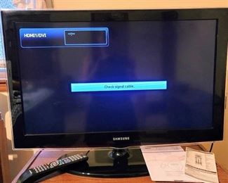 32" Samsung Series 4 LCD TV incl Remote & Manual + Roku HD with Remote