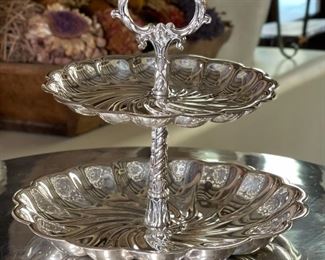 FB Rogers 2 Tier Server silver plated	9.25in H x 11in diameter	
