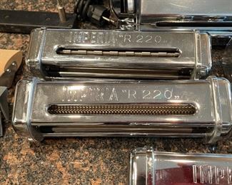 Imperia RMN Electric Pasta Maker Machine Roller Sheeter 220	10x14x9in	HxWxD
