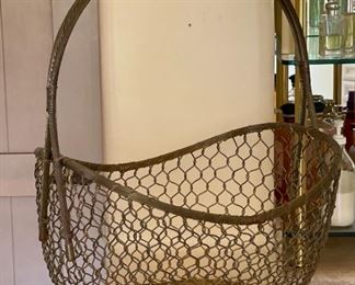 Giant Metal Wire Basket	24 x 21 x 18	HxWxD
