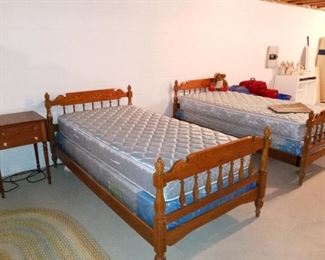2 Twin Oak Beds