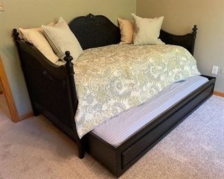 Daybed w/ trundle - Like NEW!