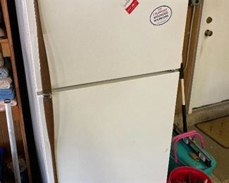 Over under refrigerator freezer