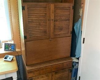 Ethan Allen hutch with all doors closed