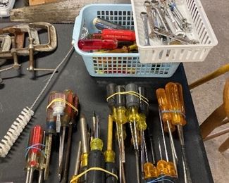 Sets of screwdrivers and individual screwdrivers