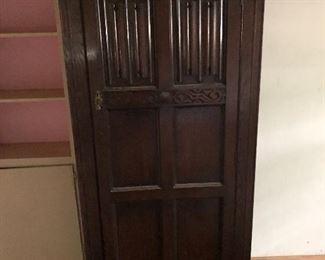 Antique Jacobean Heavy Oak Single Wardrobe
Also has shelves to use as linen cabinet
