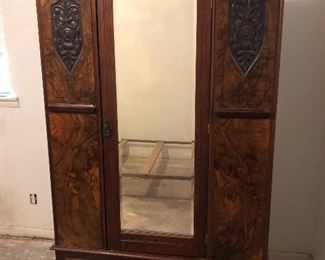 Antique Armoire Closet Wardrobe in Burled Walnut
Is in Excellent condition