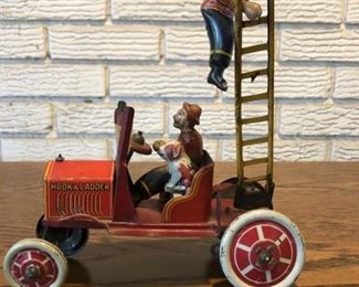 Snoopy & Gus Tin Toy Hook & Ladder Fire Truck. Windup toy by Louis Marx & Co, 1926
Tested and working!!