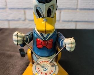 Japan Tin Toy Wind Up Donald Duck Drummer