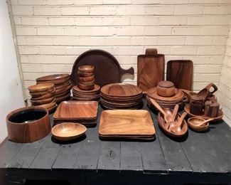 (78) Monkey Pod Wood Dinner and Serving Pieces