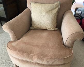 $150 Well-kept matching pair of side chairs. Very clean and comfortable. Includes armrest covers and head cover and pillows. Nice neutral color.
Very good, clean condition.
You will need a full size truck or van and 2 people (minimum) for moving.