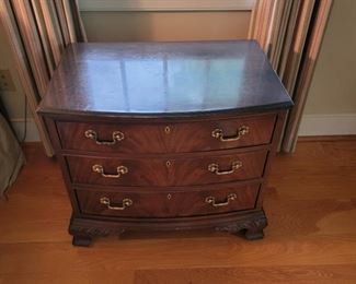 Small dresser - 25" high x 28" wide x 18" deep