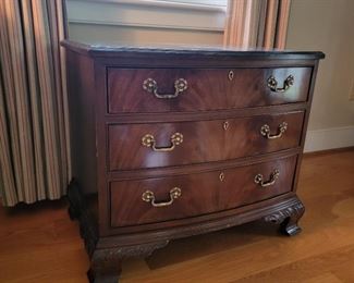 Small dresser - 25" high x 28" wide x 18" deep
