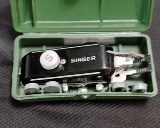 Vintage Singer Buttonholer 160506 w/  Case 4 & Templates 7 
