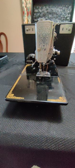 Vintage Singer Featherweight Portable Sewing Machine w/Case & Accessories