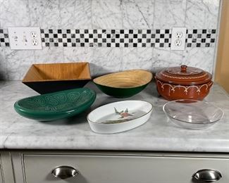 (6pc) LOT OF SERVING DISHES | Group of various serving dishes including large square bamboo salad bowl (11 in.), ovular bamboo salad bowl, Bodum dish with silicone lid, painted stoneware lidded serving pot, plastic bowl, and ceramic vegetable dishes 